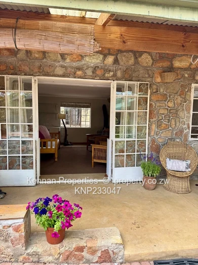 Charming Cottage In Helensvale - Semi Furnished