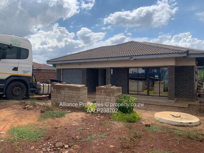 Madokero 4-Bed: Tiled Living, Garage, Main En-Suite