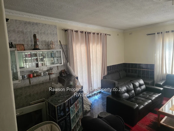 Glen Lorne: 5-Bed Family Home on 5965m² — Pool & Borehole (Sole Mandate)
