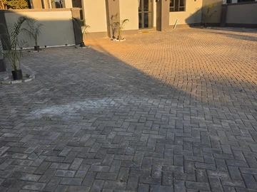 4 Bedroom Flat & Apartment