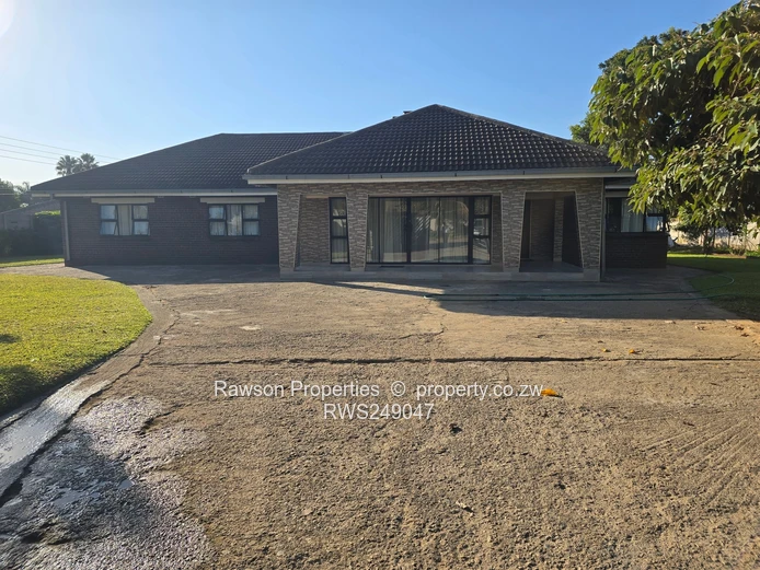 Windsor Park: 5-Bed Brick Home on 2000 m² — Island Kitchen