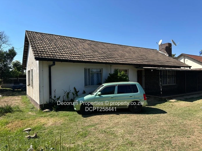3BR Ashdown Park Bungalow — Verandah, Driveway & Flatlet
