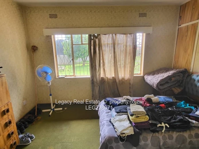 Prime 3,200sqm Stand with House & Staff Quarters