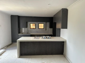 2 Bedroom Flat & Apartment