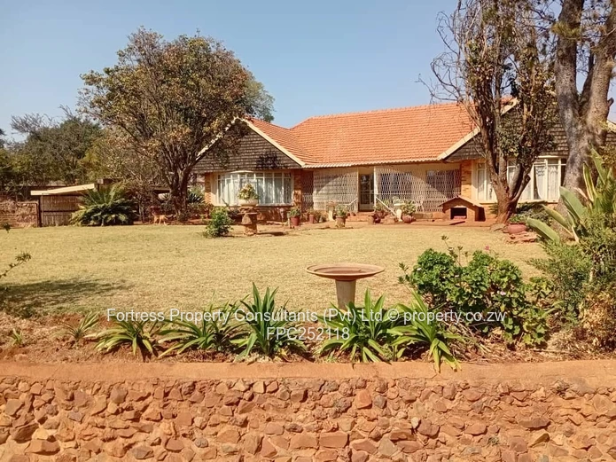 Spacious 3-Bed Home on 9 136m² with Massive Re-Development Potential