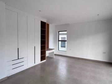 4 Bedroom Flat & Apartment