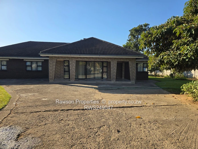 Windsor Park: 5-Bed Brick Home on 2000 m² — Island Kitchen
