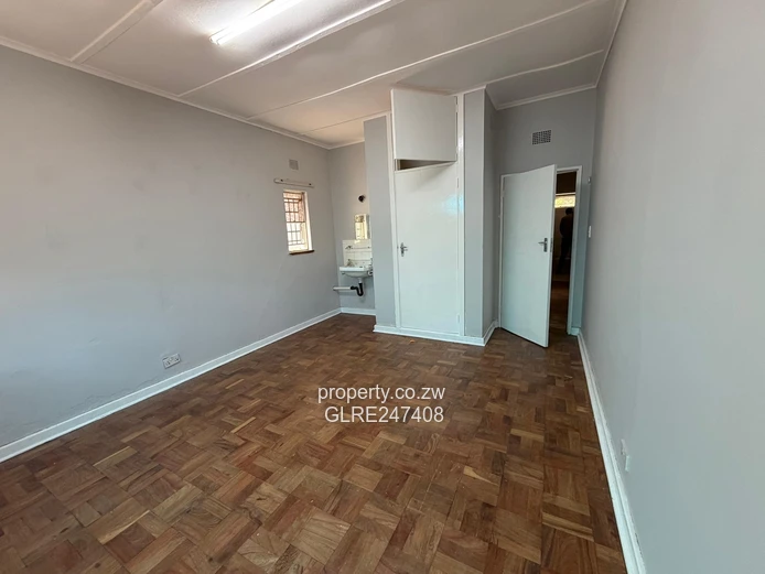 Spacious 450m² Office on 600m² with Borehole — Milton Park