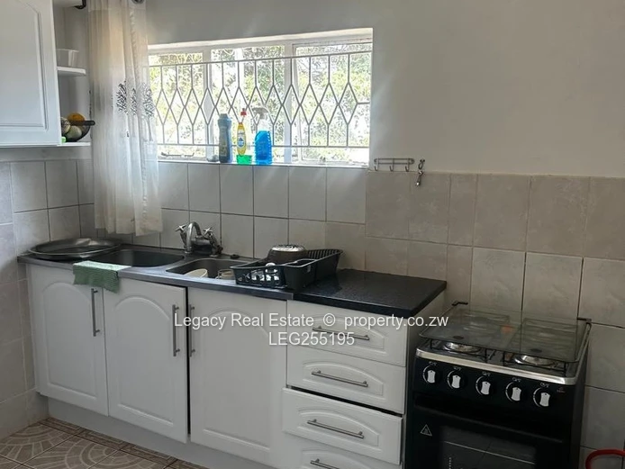 Greystone Park: 4-Bed on 4000m² with Double Garage
