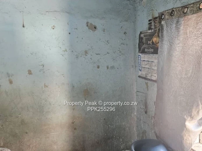 2-Bed Fixer-Upper with Large 380m² Yard in Mbare Deeds available