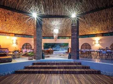 Hotel & Lodge
