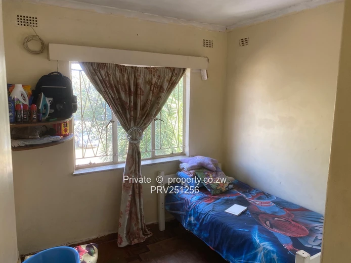 Avenues 2-Bed Flat — Tiled Floors, Garden & 24hr Security