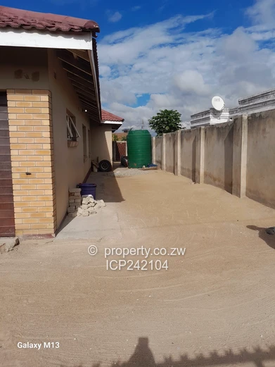 Mainway Meadows, Solid and Beautiful 4 Bedroom house for sale with a 2 bed guest wing.  (Sole Mandate)