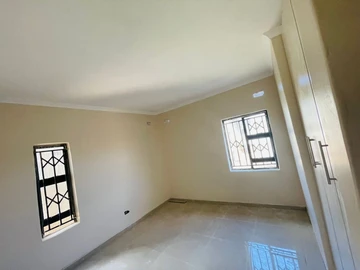 2 Bedroom Flat & Apartment