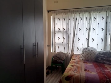 2 Bedroom Flat & Apartment