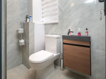 2 Bedroom Flat & Apartment