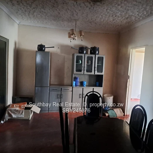 Lovely home in a secure, well-kept environment! Grab an opportunity. (Sole Mandate)
