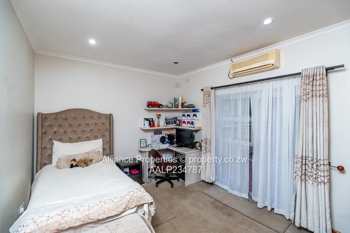 A magnificent opulent family home in Marlbrough (Sole Mandate)