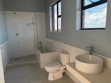 3 Bedroom Flat & Apartment