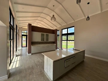 4 Bedroom Flat & Apartment