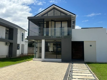 Modern 4-Bedroom Apartment in Mount Pleasant