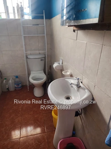 Mainway Meadows 4BR: Fitted Cupboards, 3 Baths & Borehole