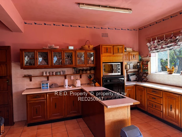 Double-Storey Family Living in Hillside!