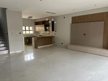 3 Bedroom Flat & Apartment