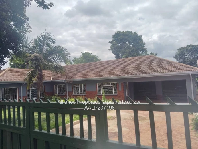 Executive 4-Bedroom Residence + Self-Contained Cottage