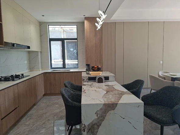 4 Bedroom Flat & Apartment