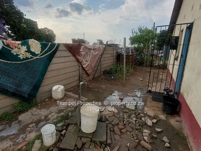 Glen Norah 4BR Home with Borehole & Yard — Fixer