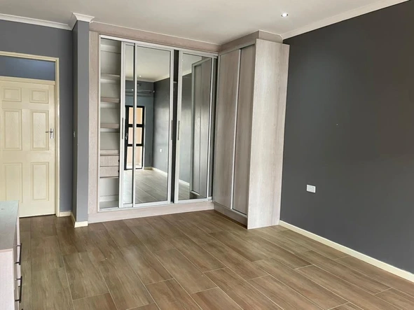 3 Bedroom Flat & Apartment