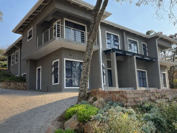 4 Bedroom Flat & Apartment