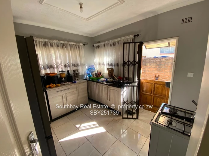 Zimre park cottage to let