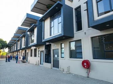 2 Bedroom Flat & Apartment