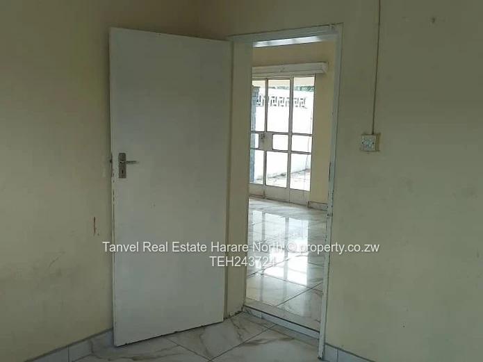 Prospect:  house to let.3 beds, main bed with ensuite. lounge and dining, borehole,.On 3000sqm.Walle