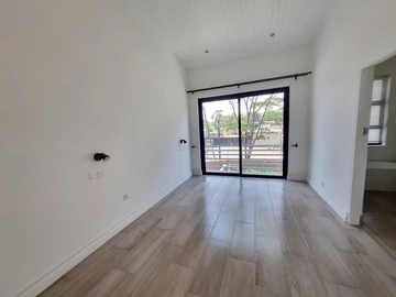 2 Bedroom Flat & Apartment