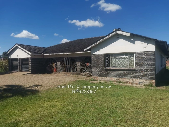 Bluffhill 7 Bedroomed House For Sale