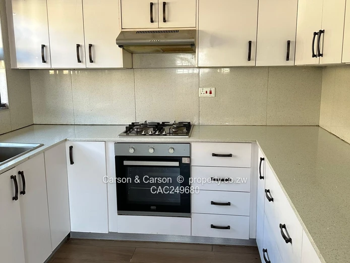 Modern 3-Bed Glaudina House - Fitted Kitchen & Built-ins
