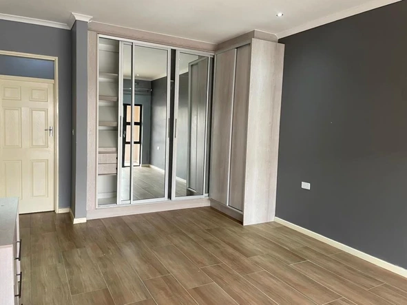 3 Bedroom Flat & Apartment