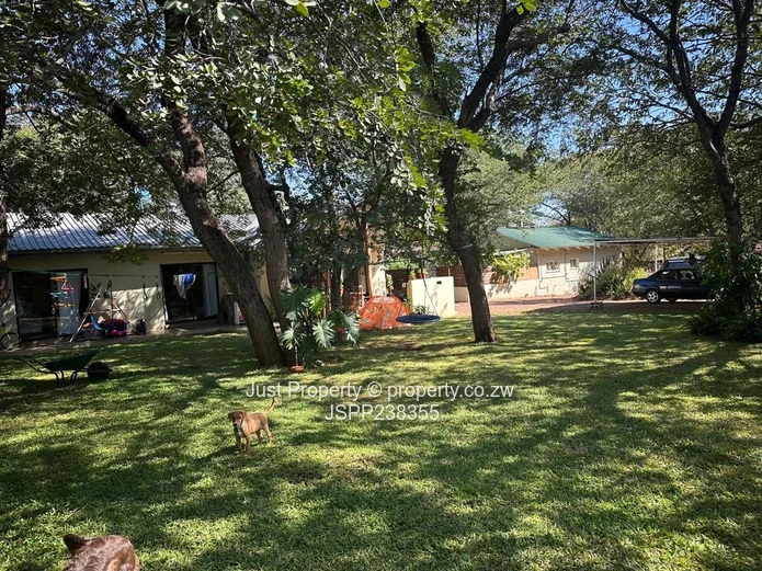 Leafy 3 Bed Victoria Falls Home with Flatlet & Garden Verandah