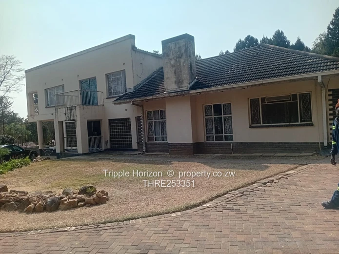 Ballantyne Park: 5-Bed Family Home with Pool & Borehole