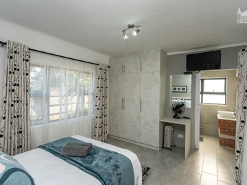2 Bedroom Flat & Apartment