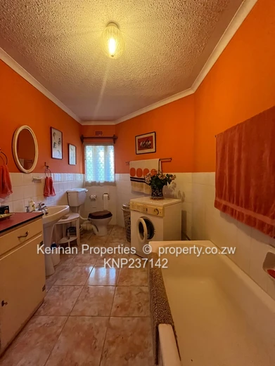 3 bed townhouse set in a large garden with lovely trees