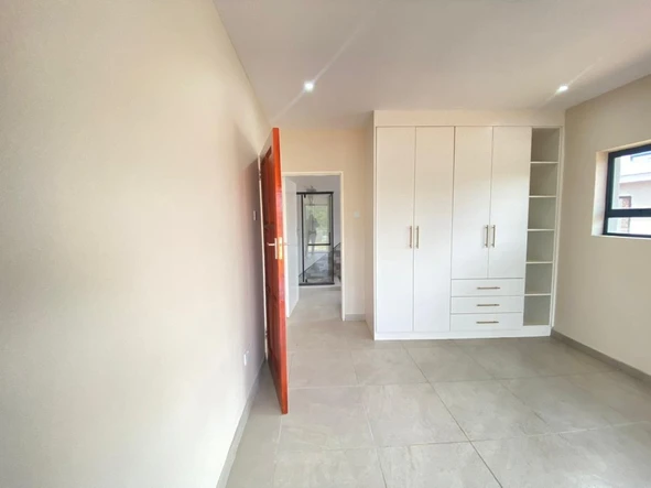 4 Bedroom Flat & Apartment