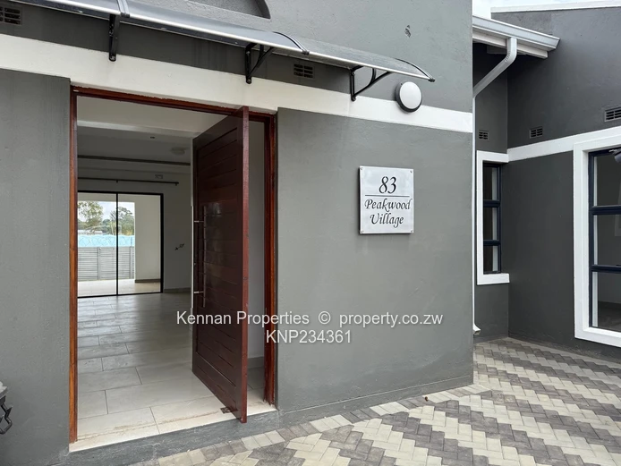 Modern Townhouse in secure Peakwood Village 