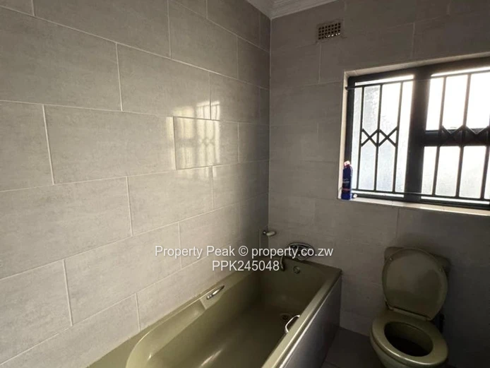 Beautiful Hatfield 5-Bed Home on 1,870m² — Solar System, Borehole