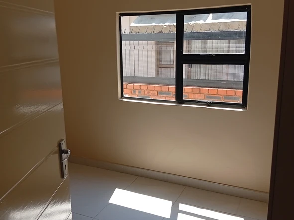 2 Bedroom Flat & Apartment