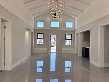 4 Bedroom Flat & Apartment