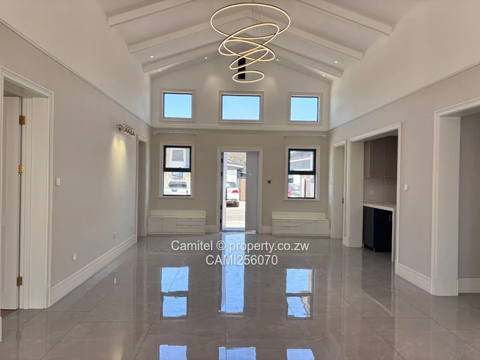 Modern 4-Bed, 4-Bath Greendale North Flat with Borehole